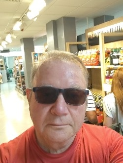 Tomas's profile, a single 61-year-old a man in San Salvador