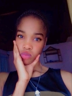 Yolande's profile, a single 19-year-old a woman in Yaoundé