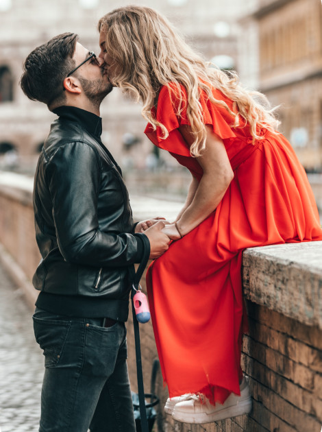 couple kissing