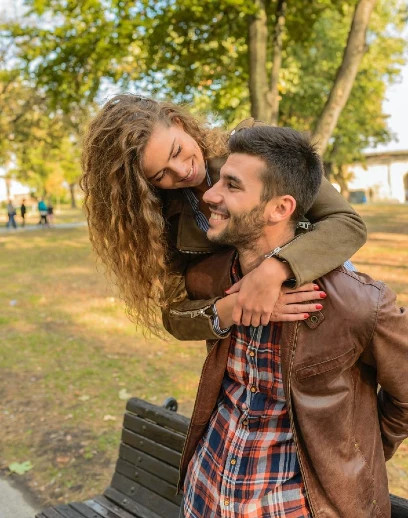 Pareja enamorada en el parque