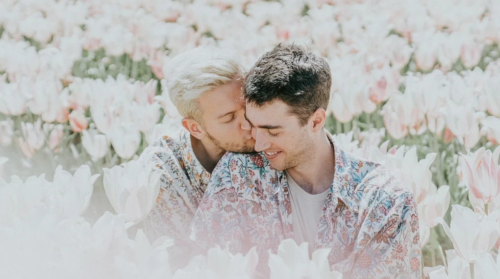 Pareja gay amor en flores